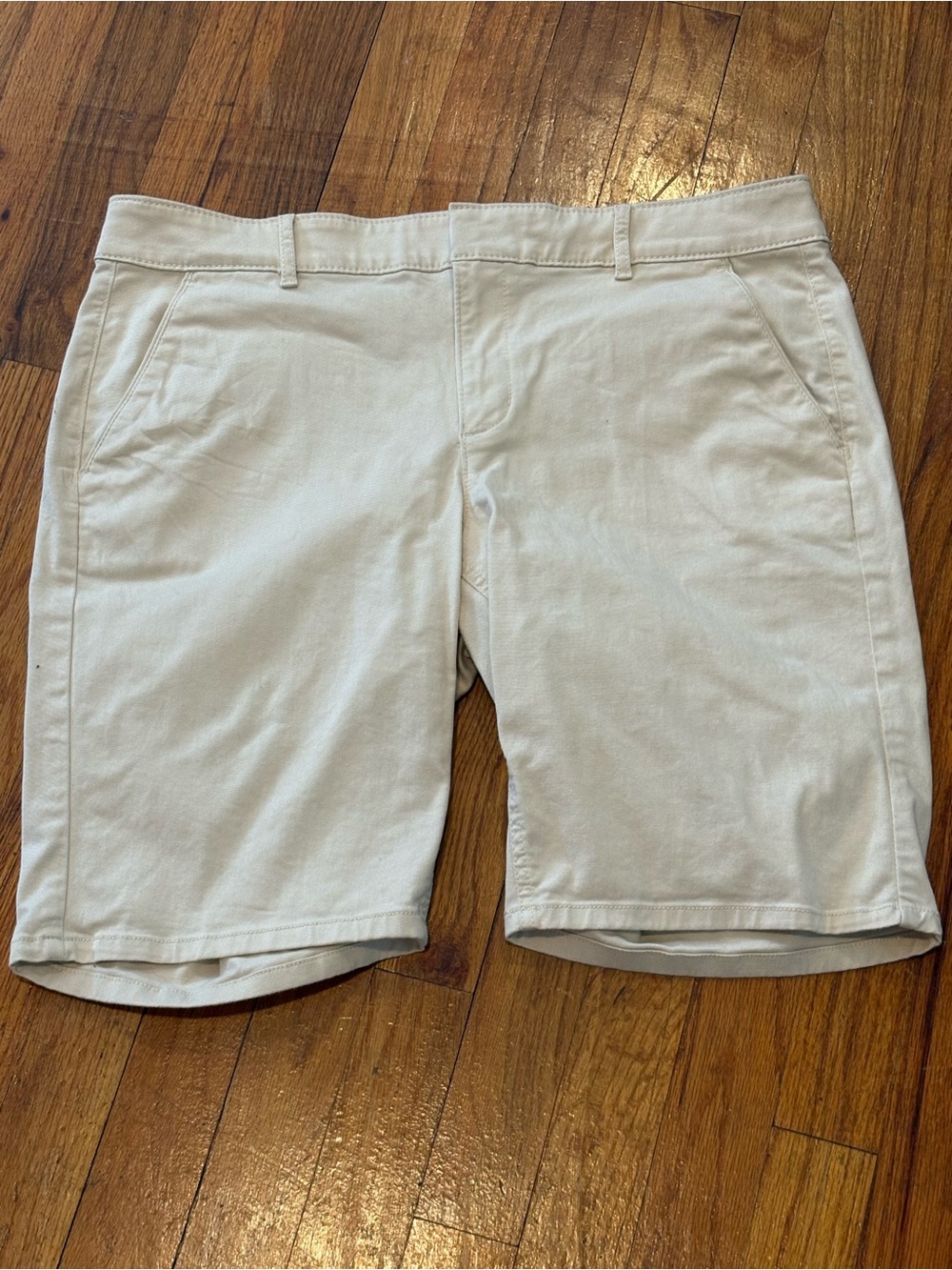 LOFT Women’s White Bermuda Shorts 12